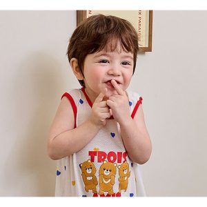 Child wearing Trois Summer Mesh Sleeping Vest with colorful hearts pattern and 'Trois Amis' design, showcasing a comfortable and playful option for toddler summer nightwear