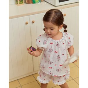 Cute toddler blouse in ivory and pink with playful rabbit patterns and puff sleeves, designed for comfort and style, part of OOTTBEBE's summer collection.