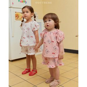 Cute toddler blouse in ivory and pink with playful rabbit patterns and puff sleeves, designed for comfort and style, part of OOTTBEBE's summer collection.